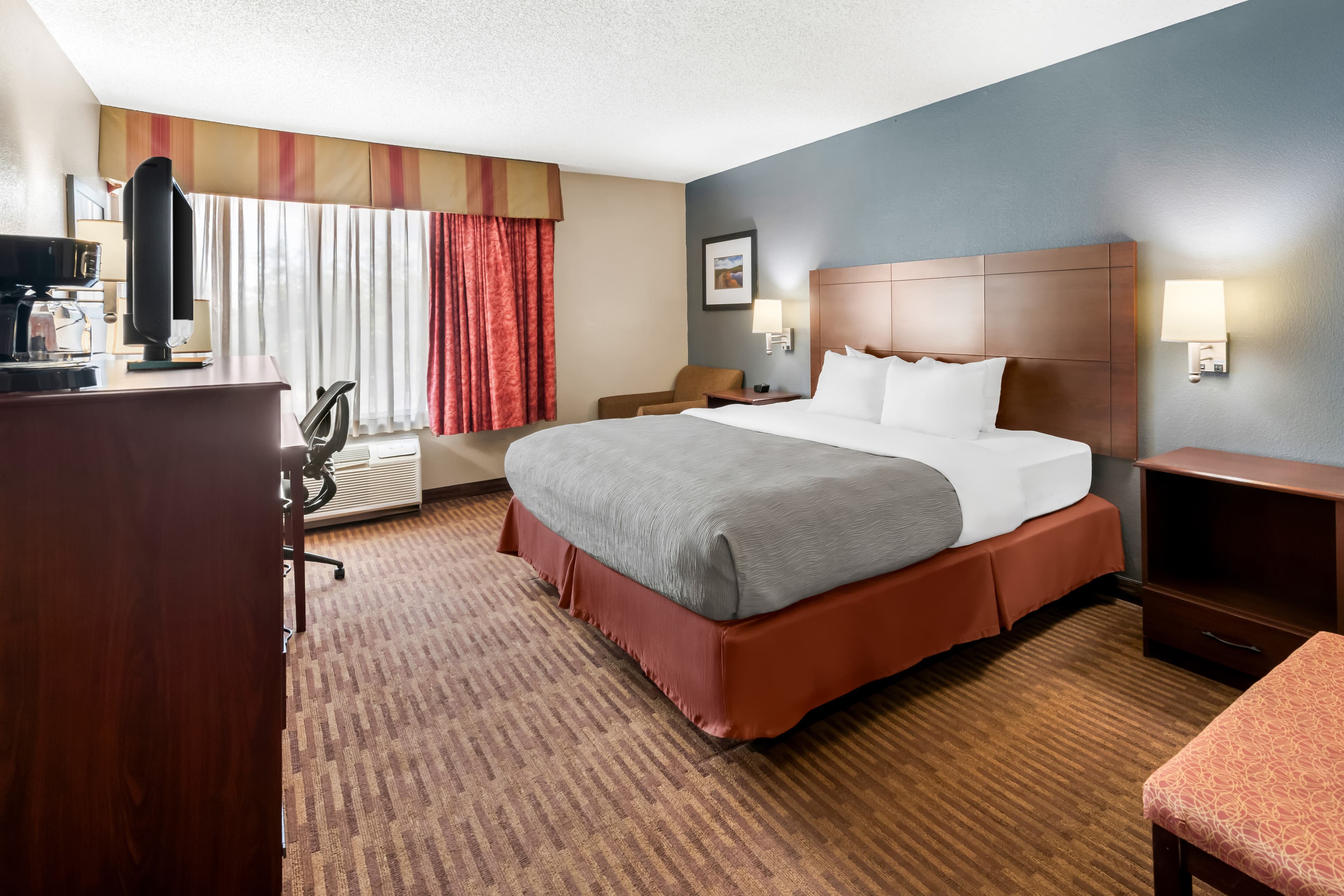 Quality Inn & Suites Lawrence - University Area - Image 2