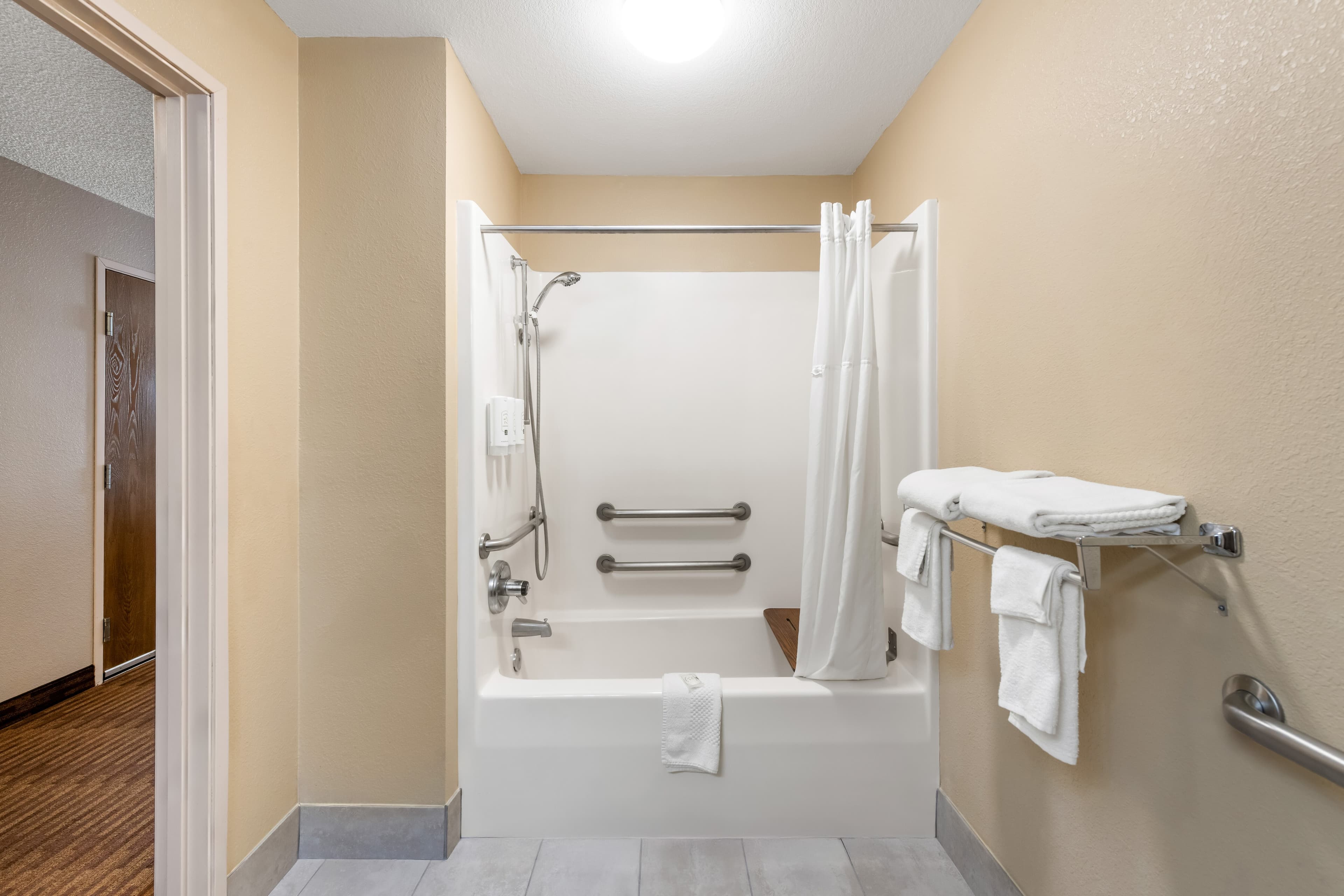 Quality Inn & Suites Lawrence - University Area - Image 4