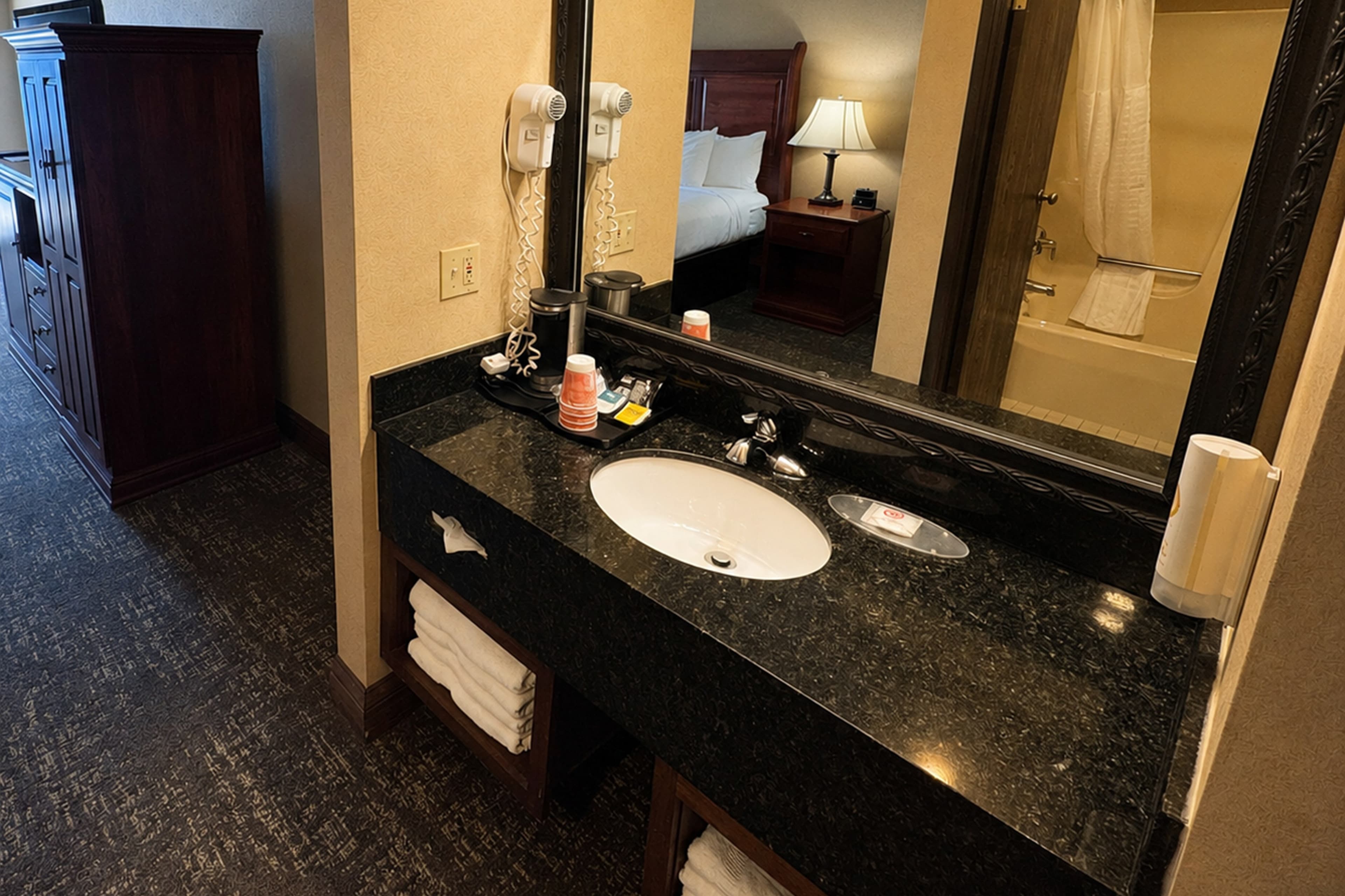 Comfort Inn Lakeside - Image 5