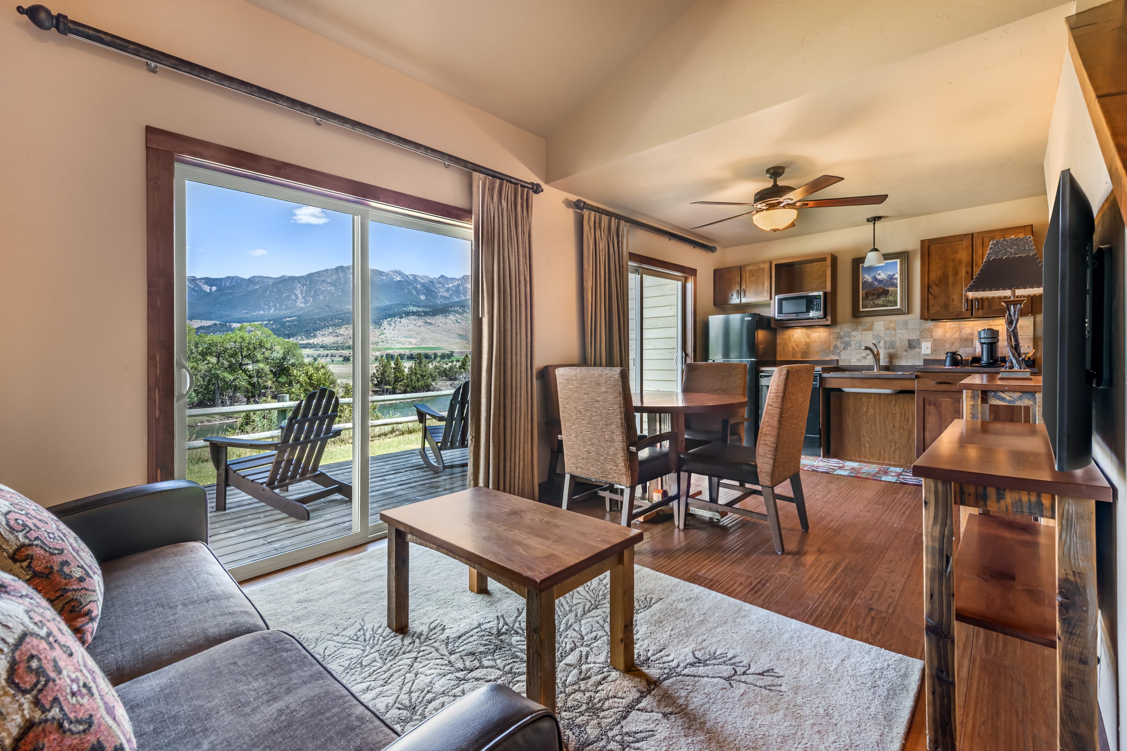 2 Single Beds, 1 Queen Bed, Mobility and Hearing Accessible, River View - Image 1