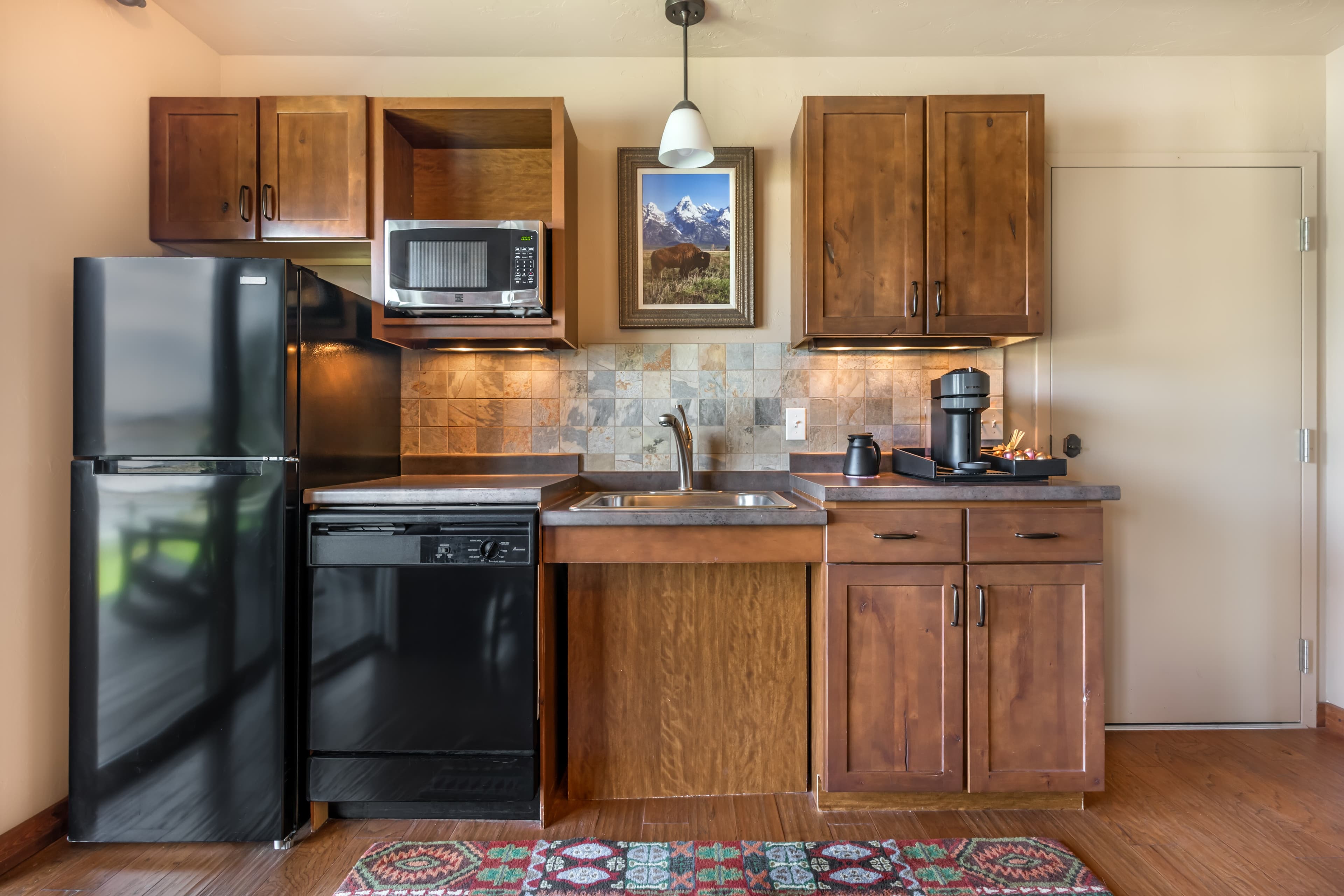 2 Single Beds, 1 Queen Bed, Mobility and Hearing Accessible, River View - Image 2