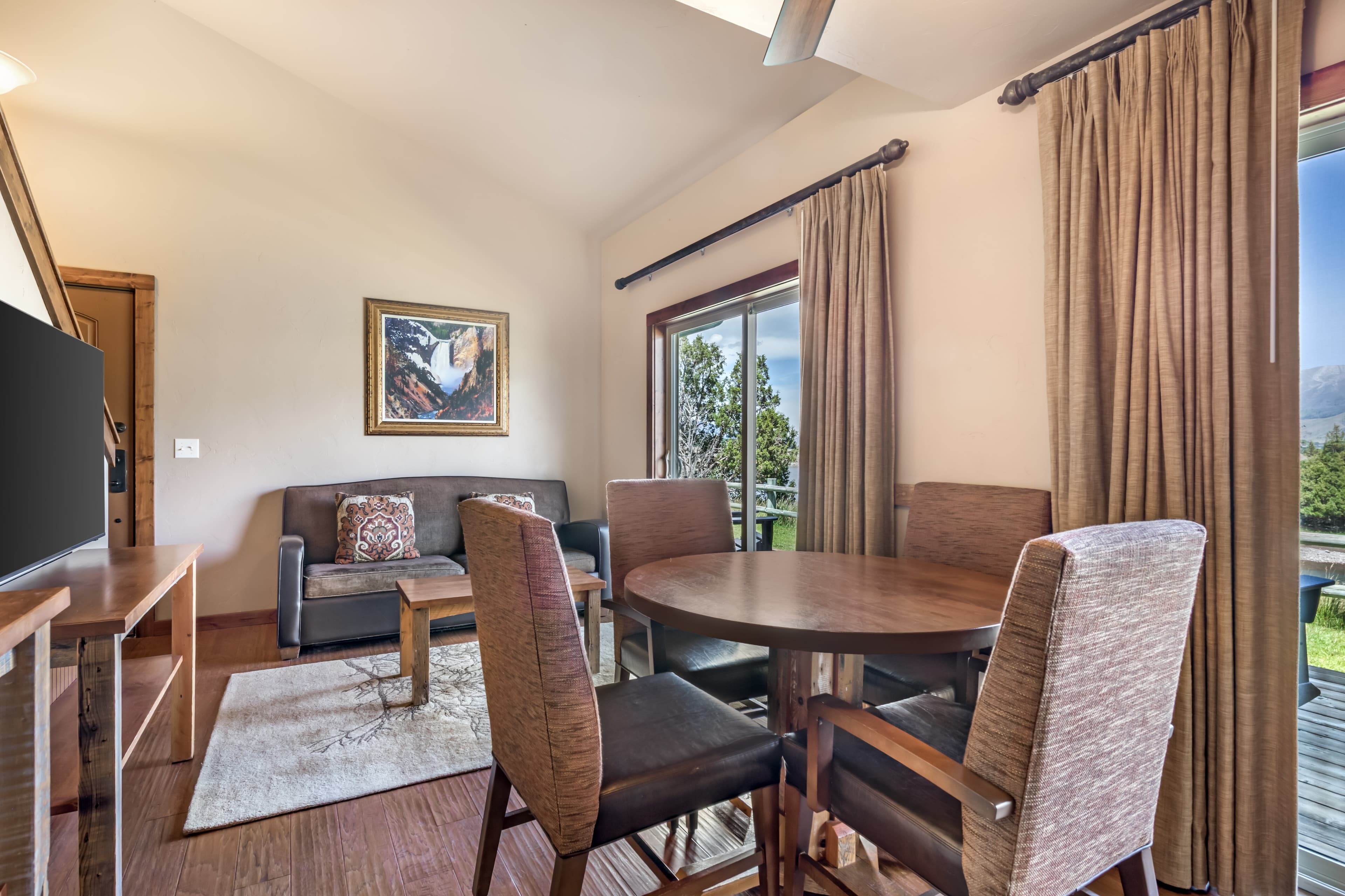 2 Single Beds, 1 Queen Bed, Mobility and Hearing Accessible, River View - Image 3