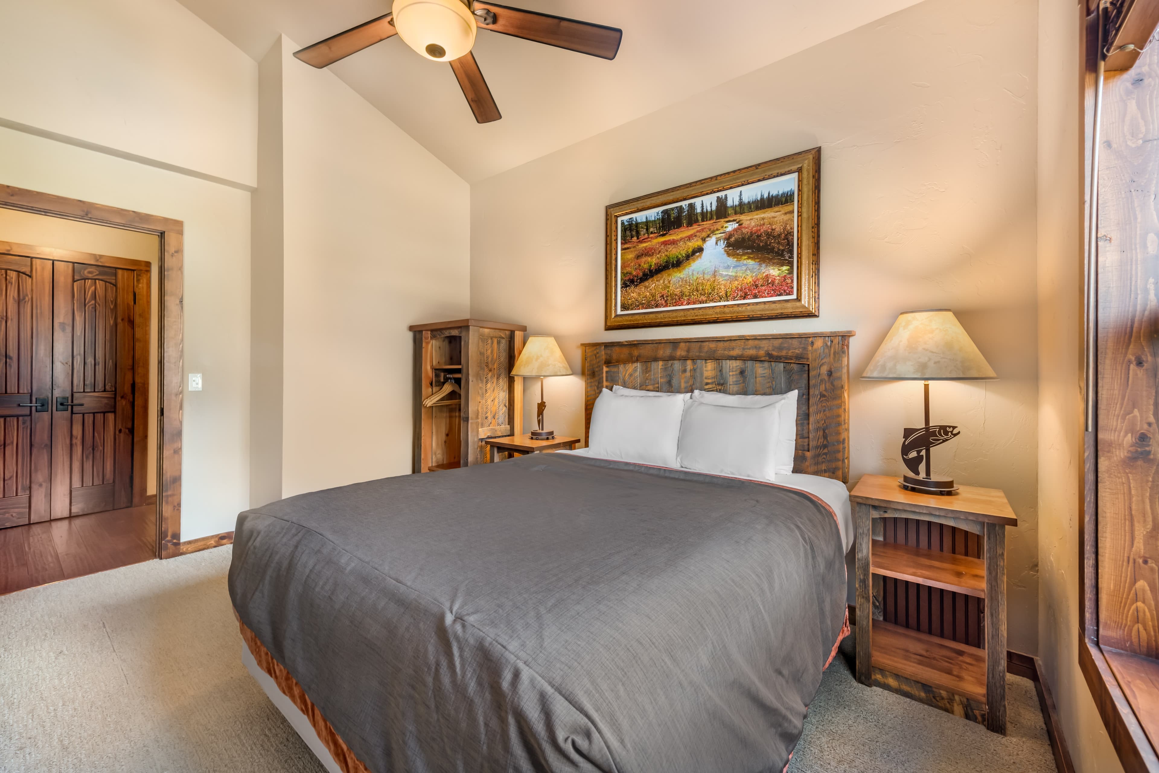 2 Single Beds, 1 Queen Bed, Mobility and Hearing Accessible, River View - Image 4