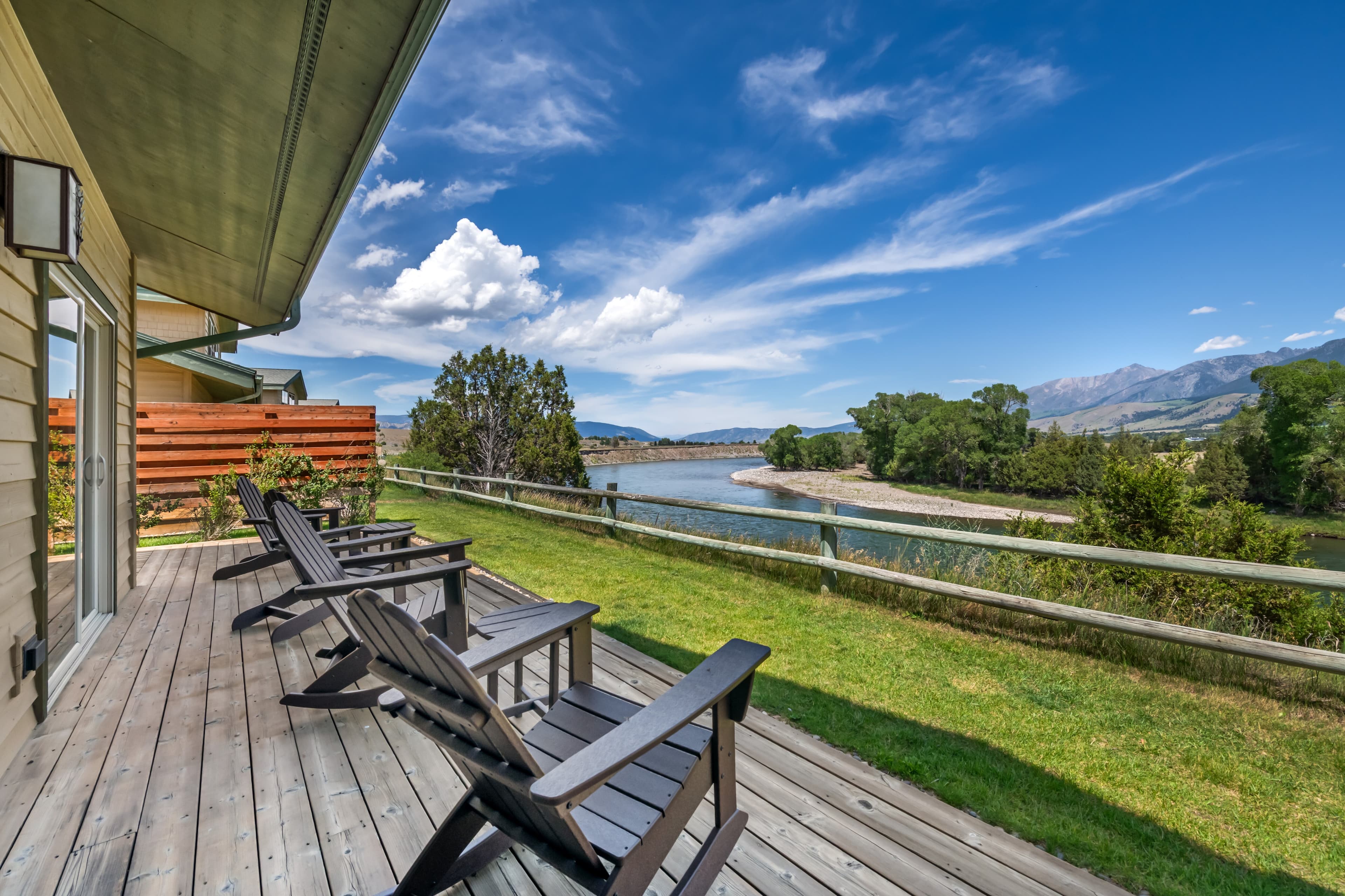 2 Single Beds, 1 Queen Bed, Mobility and Hearing Accessible, River View - Image 5