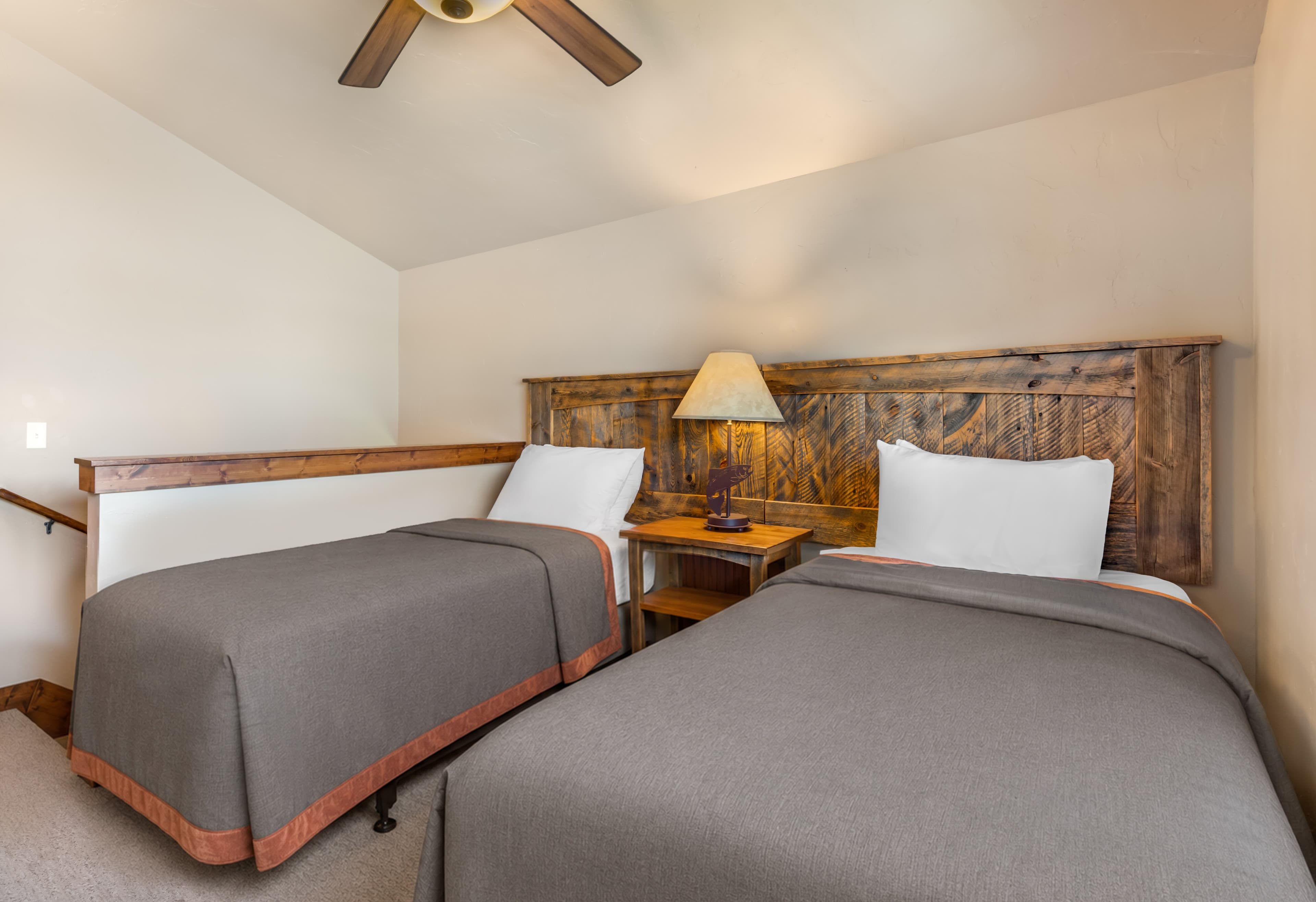 2 Single Beds, 1 Queen Bed, Mobility and Hearing Accessible, River View - Image 6