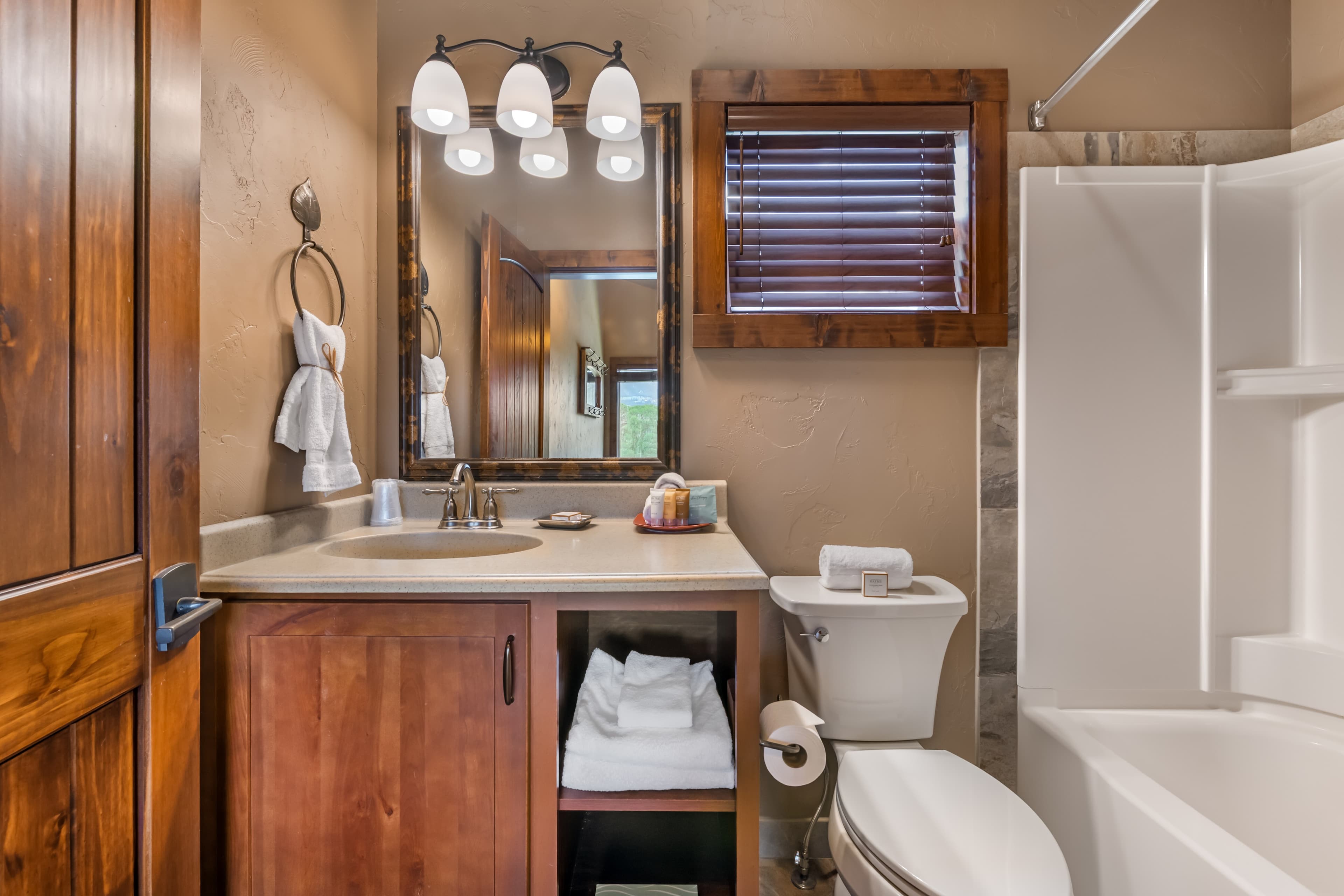 2 Single Beds, 1 Queen Bed, Mobility and Hearing Accessible, River View - Image 7