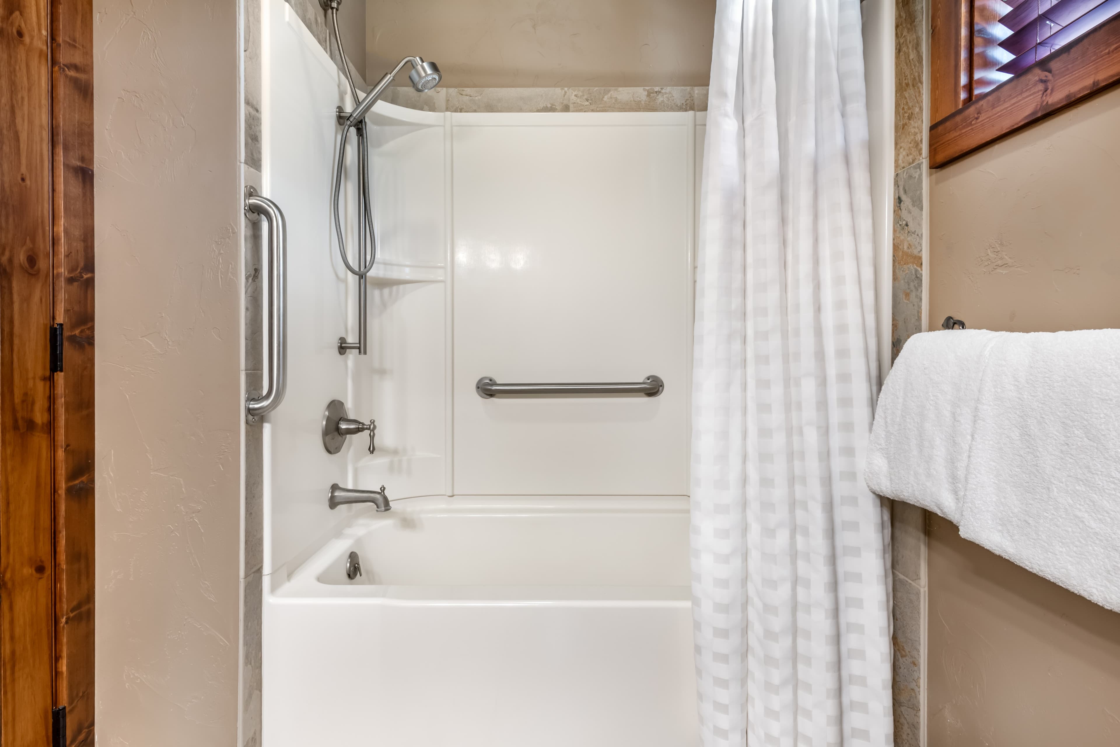 2 Single Beds, 1 Queen Bed, Mobility and Hearing Accessible, River View - Image 8