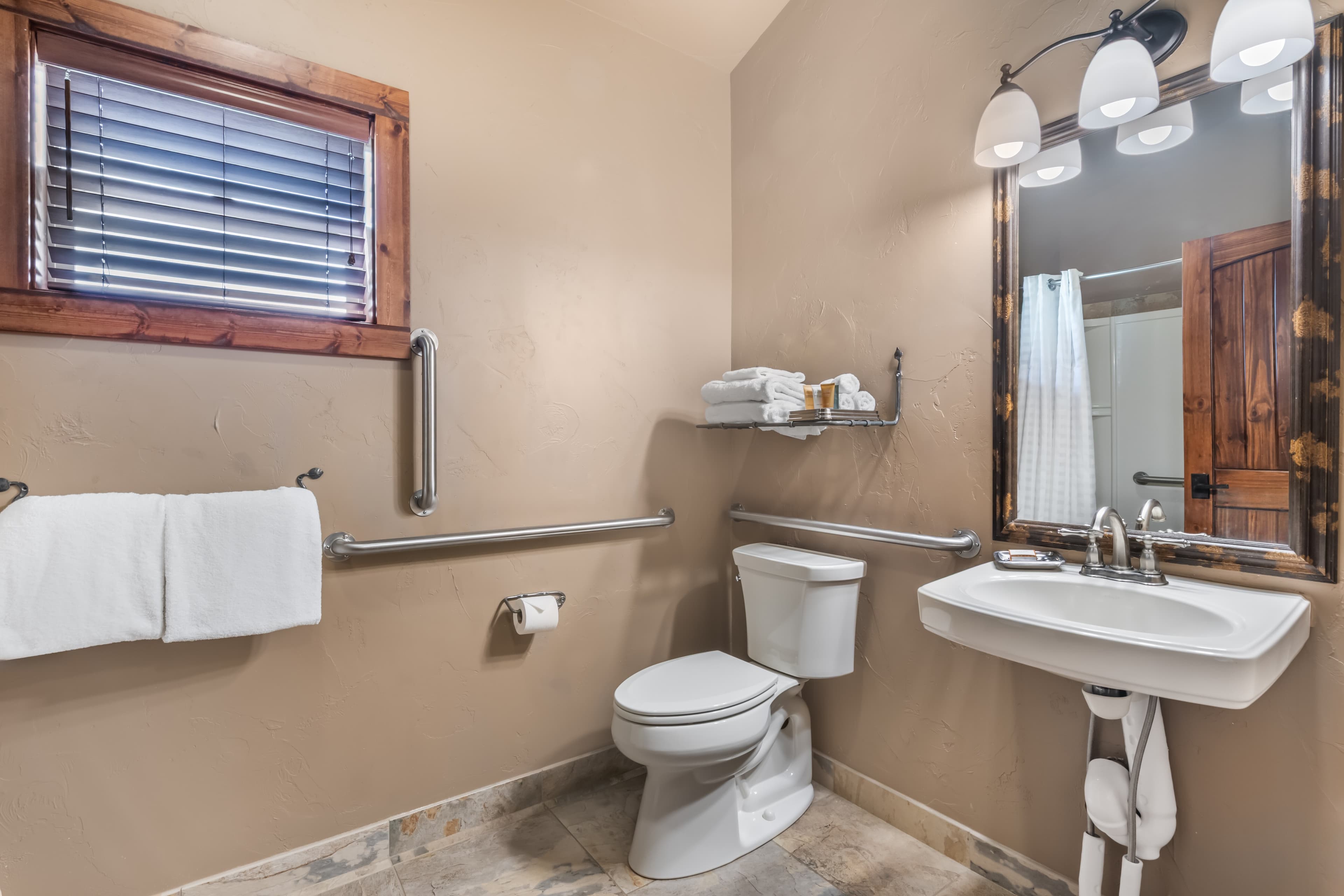 2 Single Beds, 1 Queen Bed, Mobility and Hearing Accessible, River View - Image 9