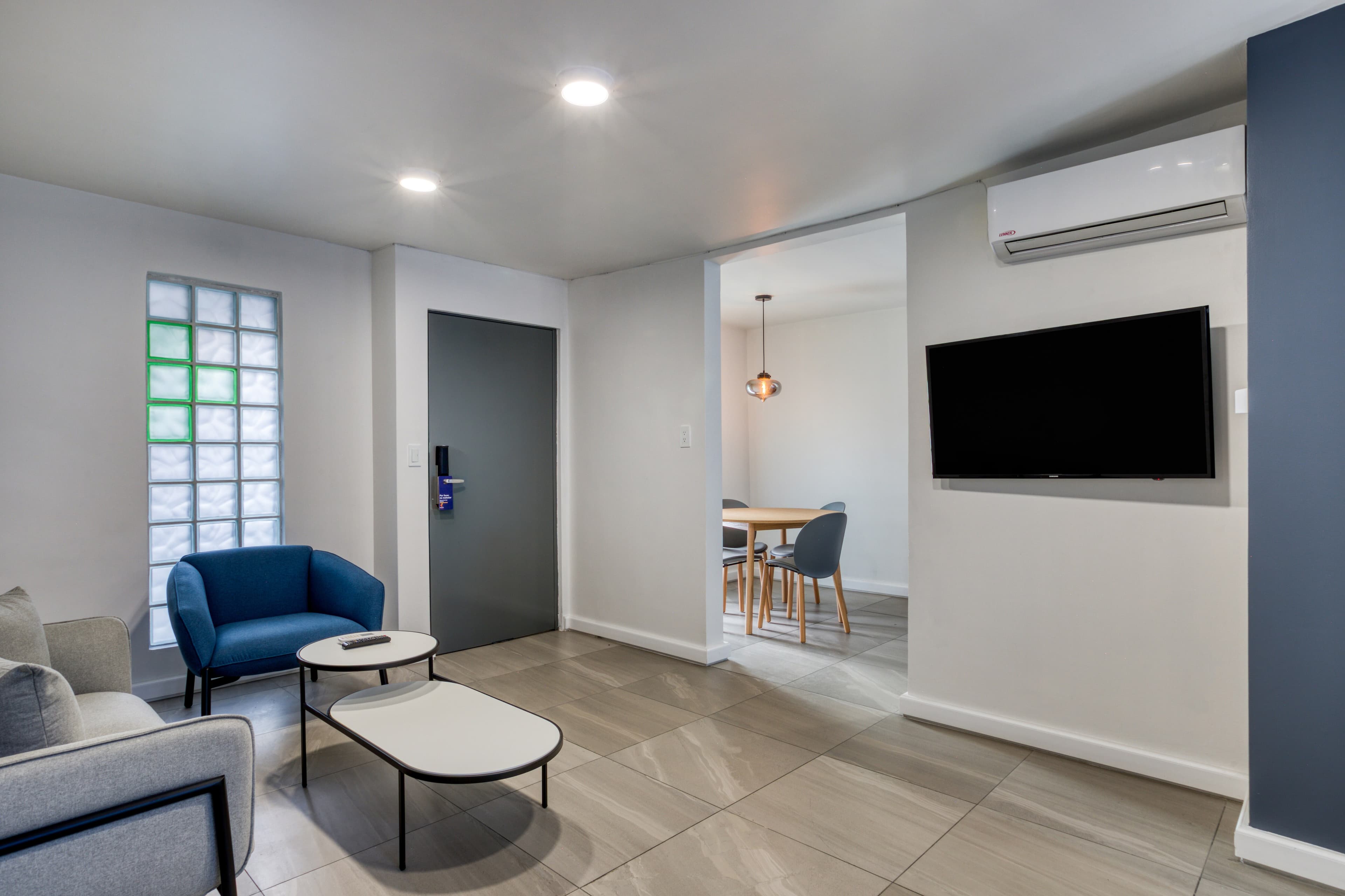 1 Queen Bed, 1 Bedroom Apartment, Larger Room - Image 5