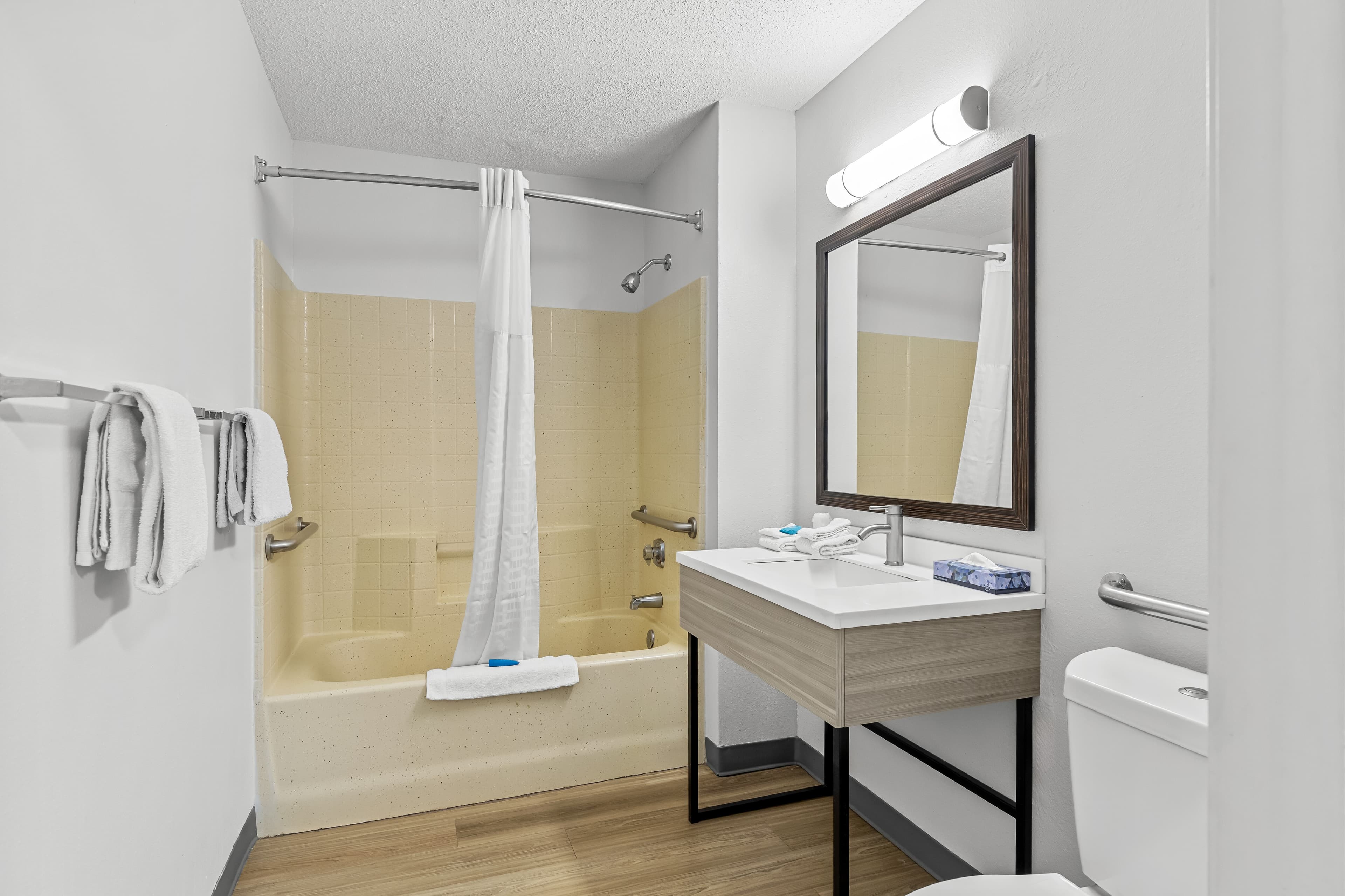 1 Queen Bed, Mobility Accessible, Full Kitchen - Image 5