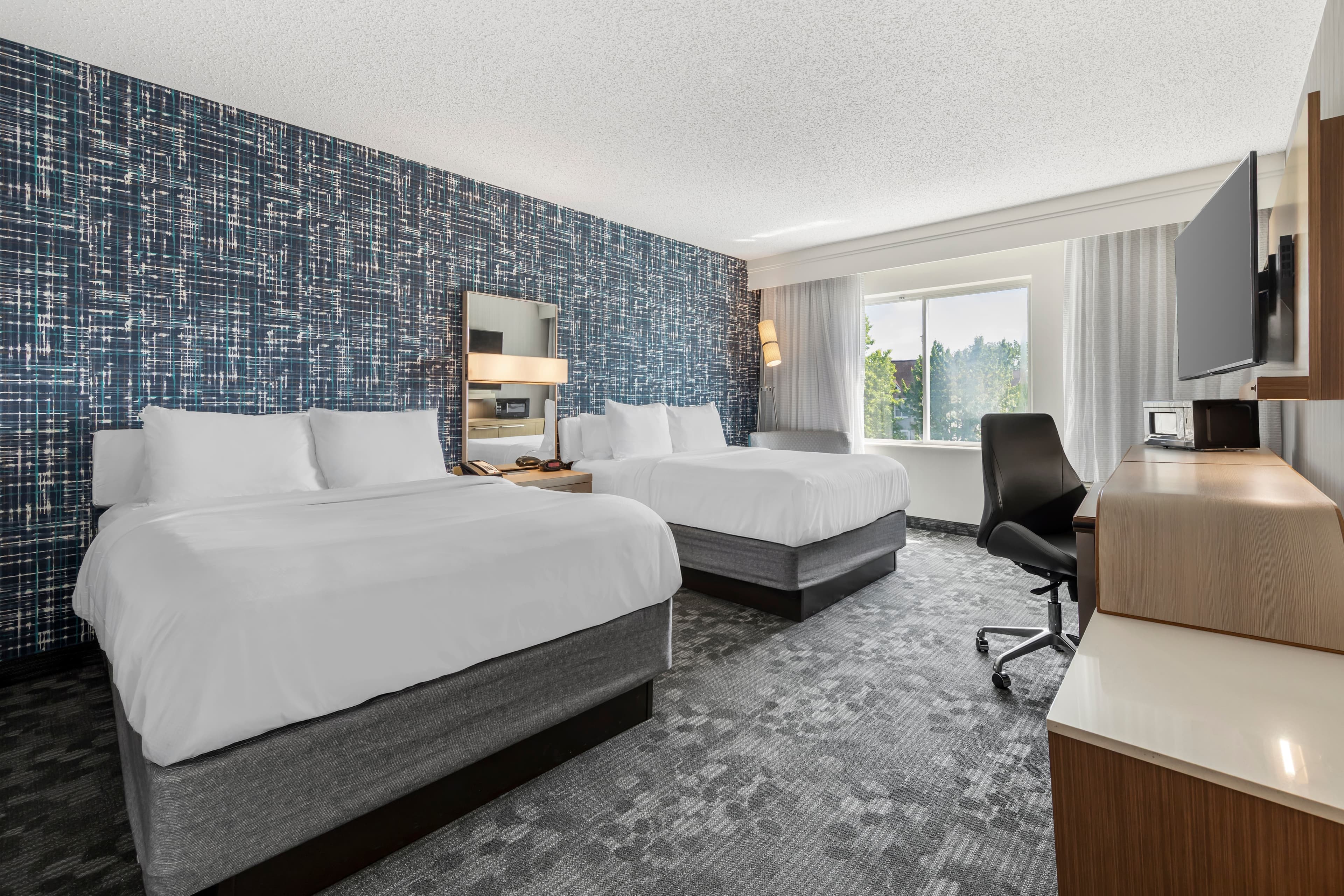 Comfort Inn & Suites Bethlehem Lehigh Valley Airport - Image 2