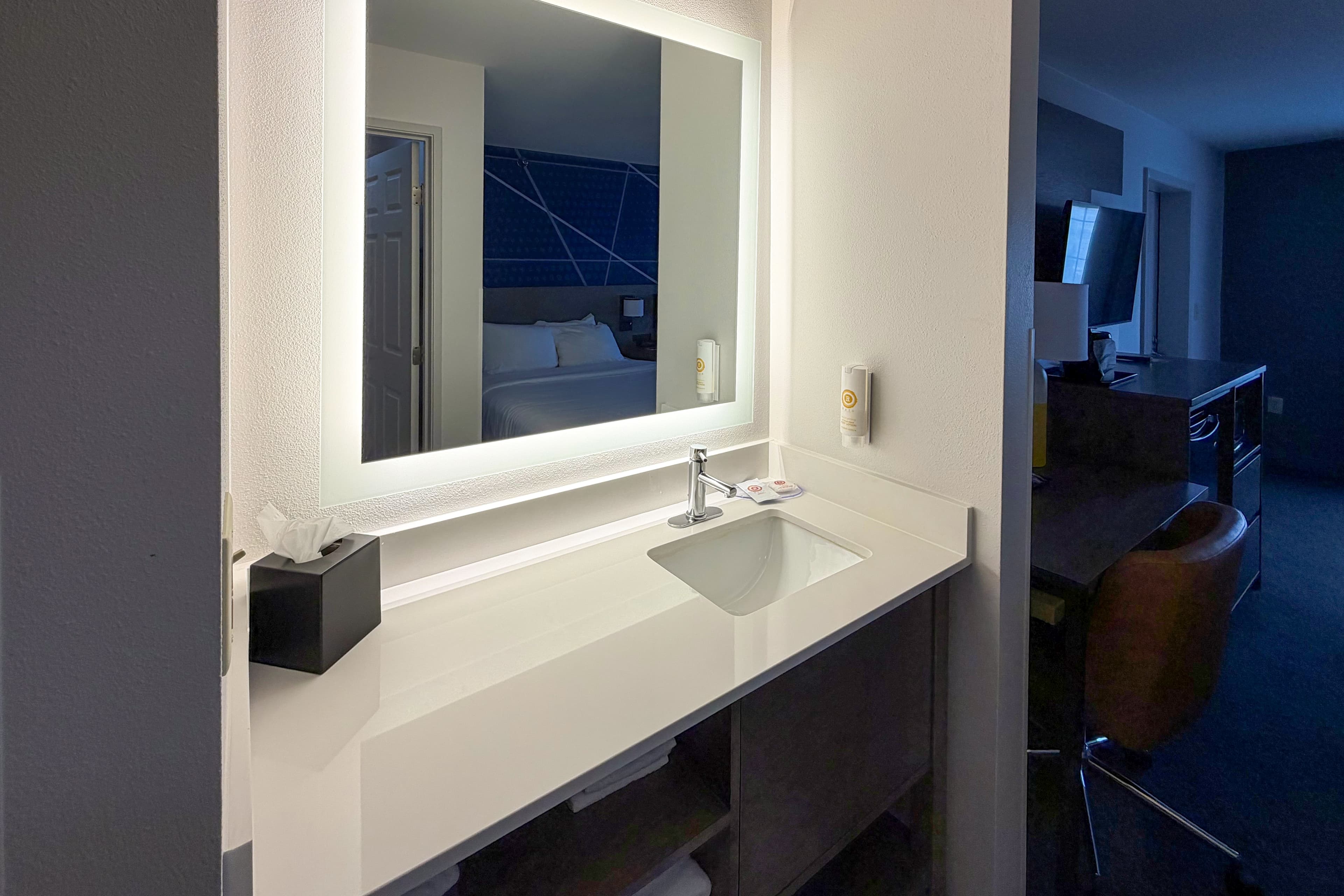 2 Queen Beds - Image 5
