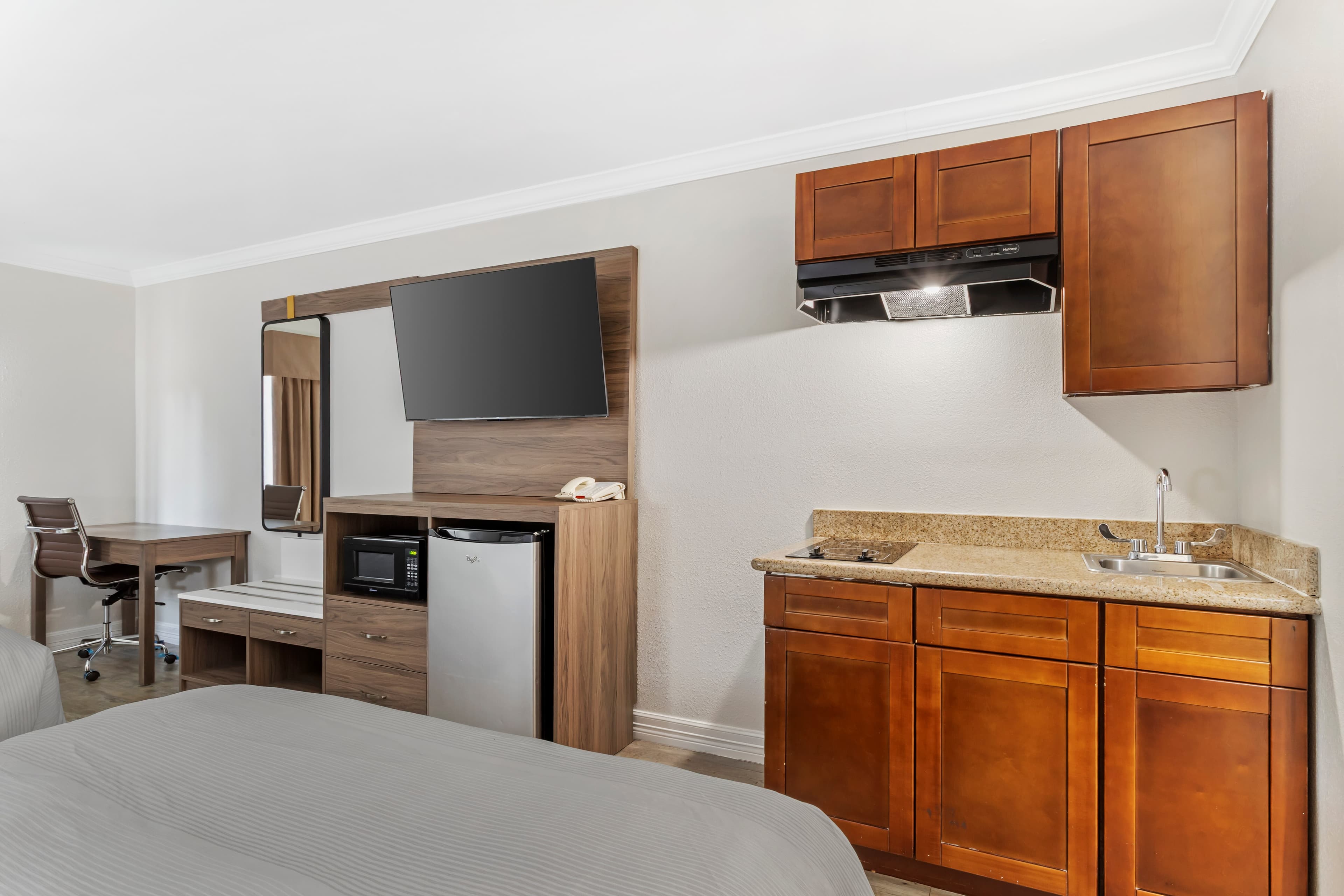 Quality Inn & Suites Beaumont - Image 3