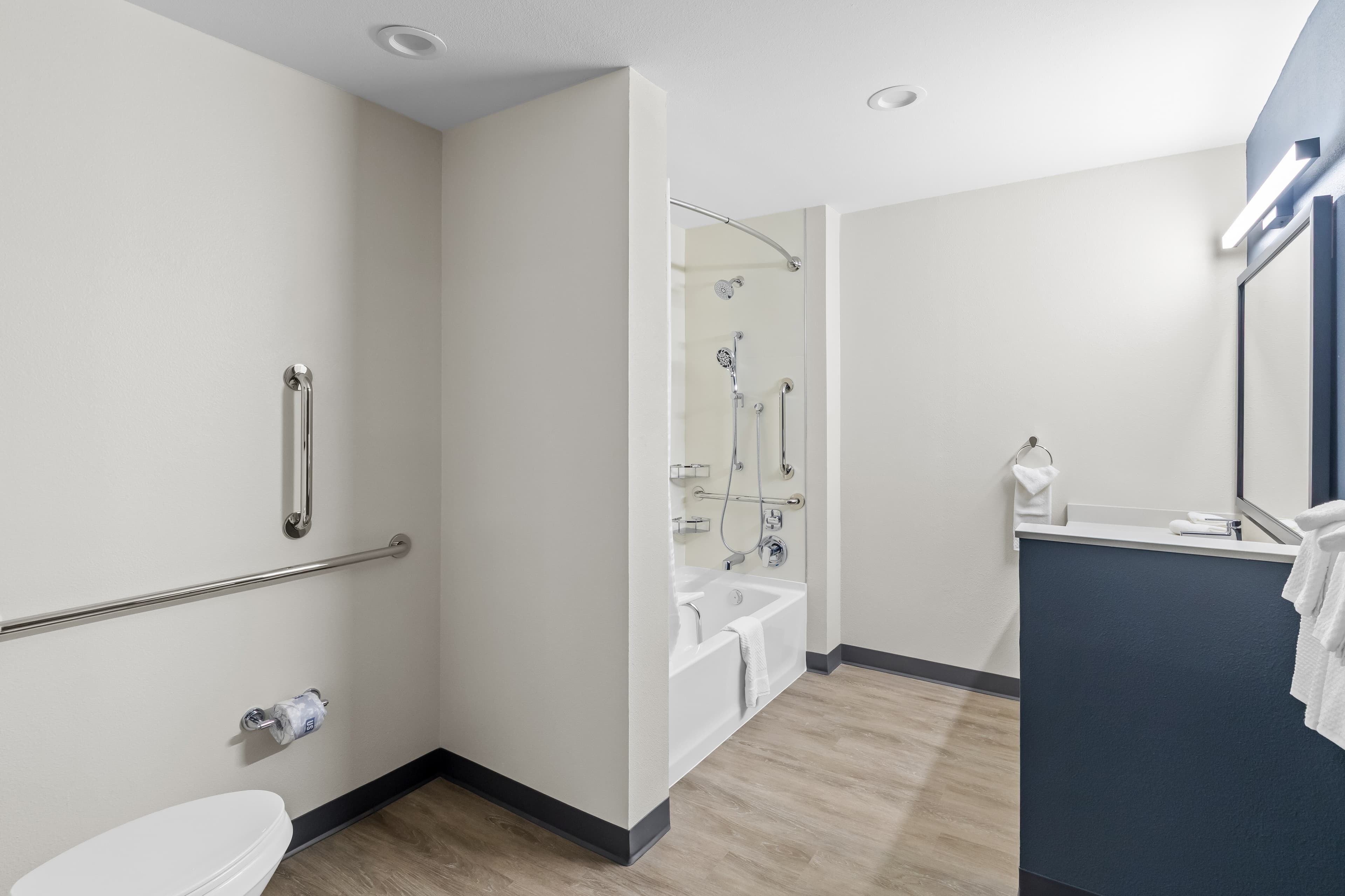 2 Queen Beds, Full Kitchen - Image 5