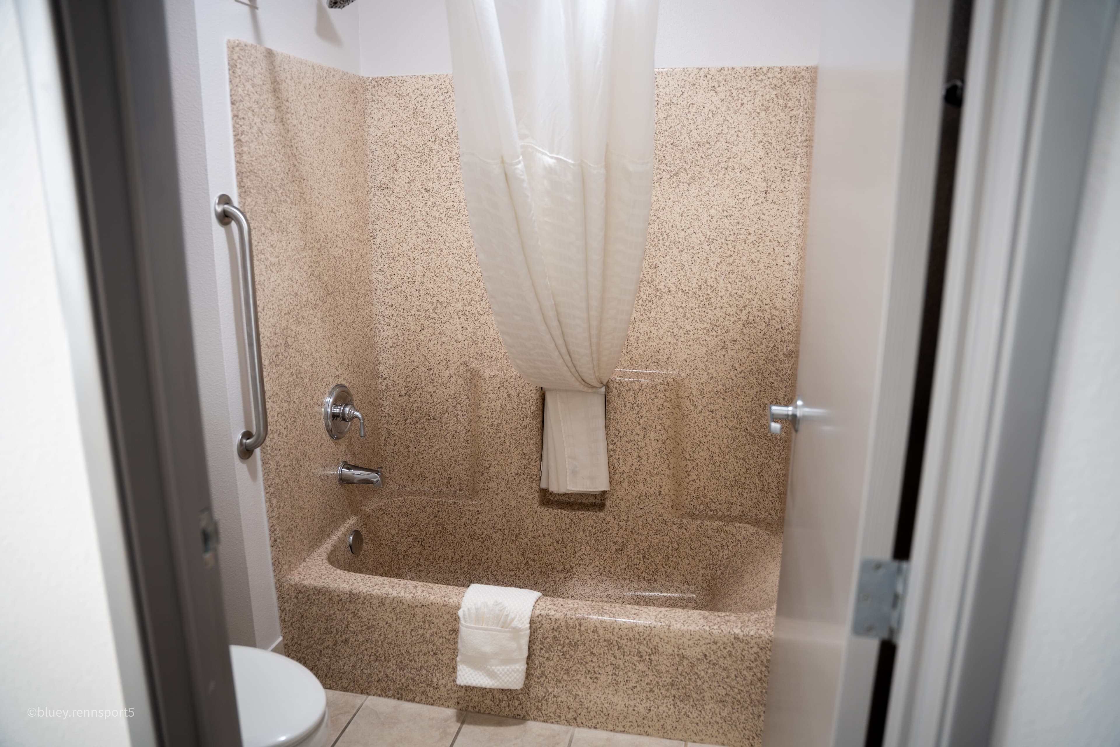1 King Bed, 1 Room Suite, Sofa Bed - Image 5