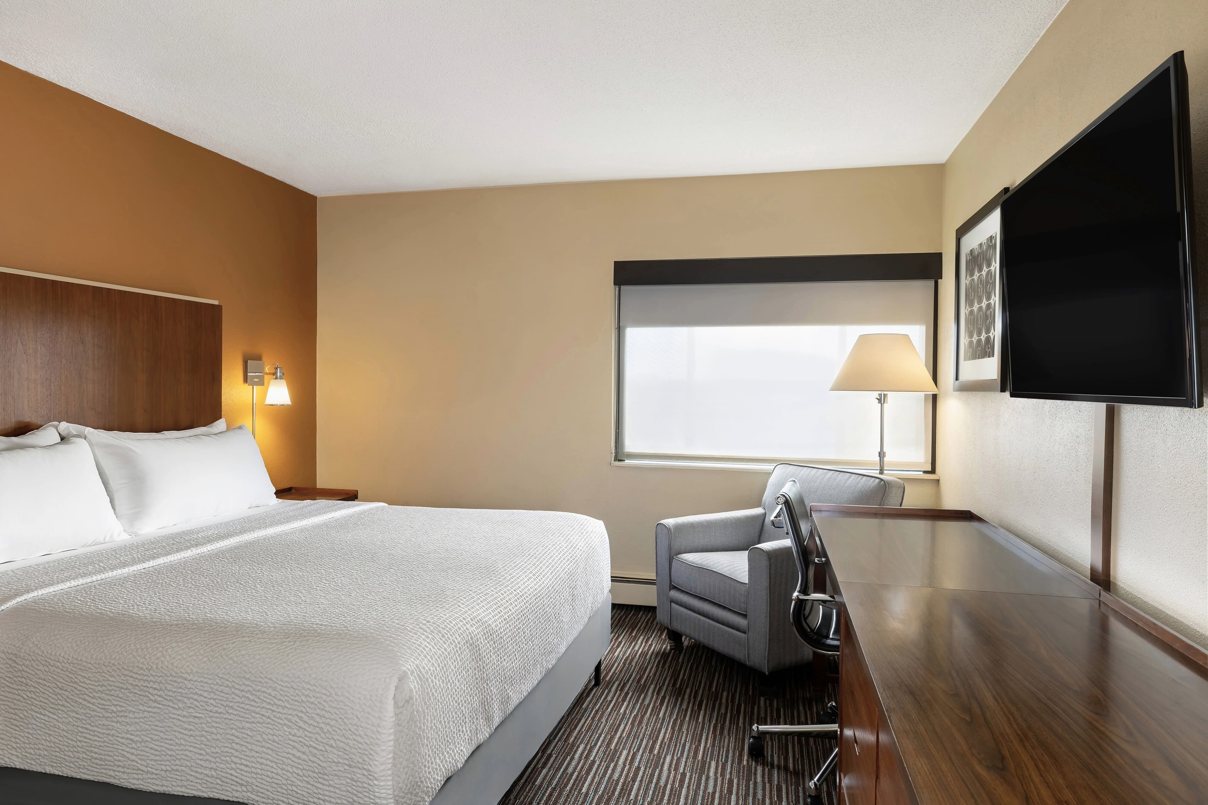 Royle Hotel Milwaukee Airport - Image 2