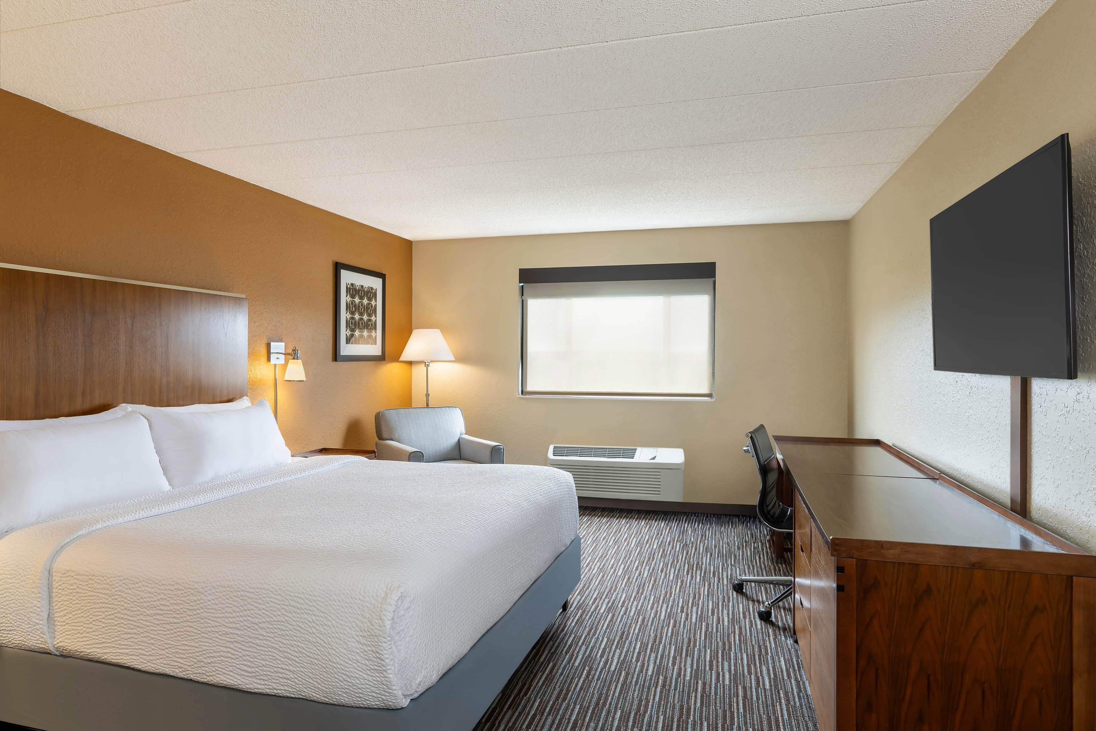 Royle Hotel Milwaukee Airport - Image 3