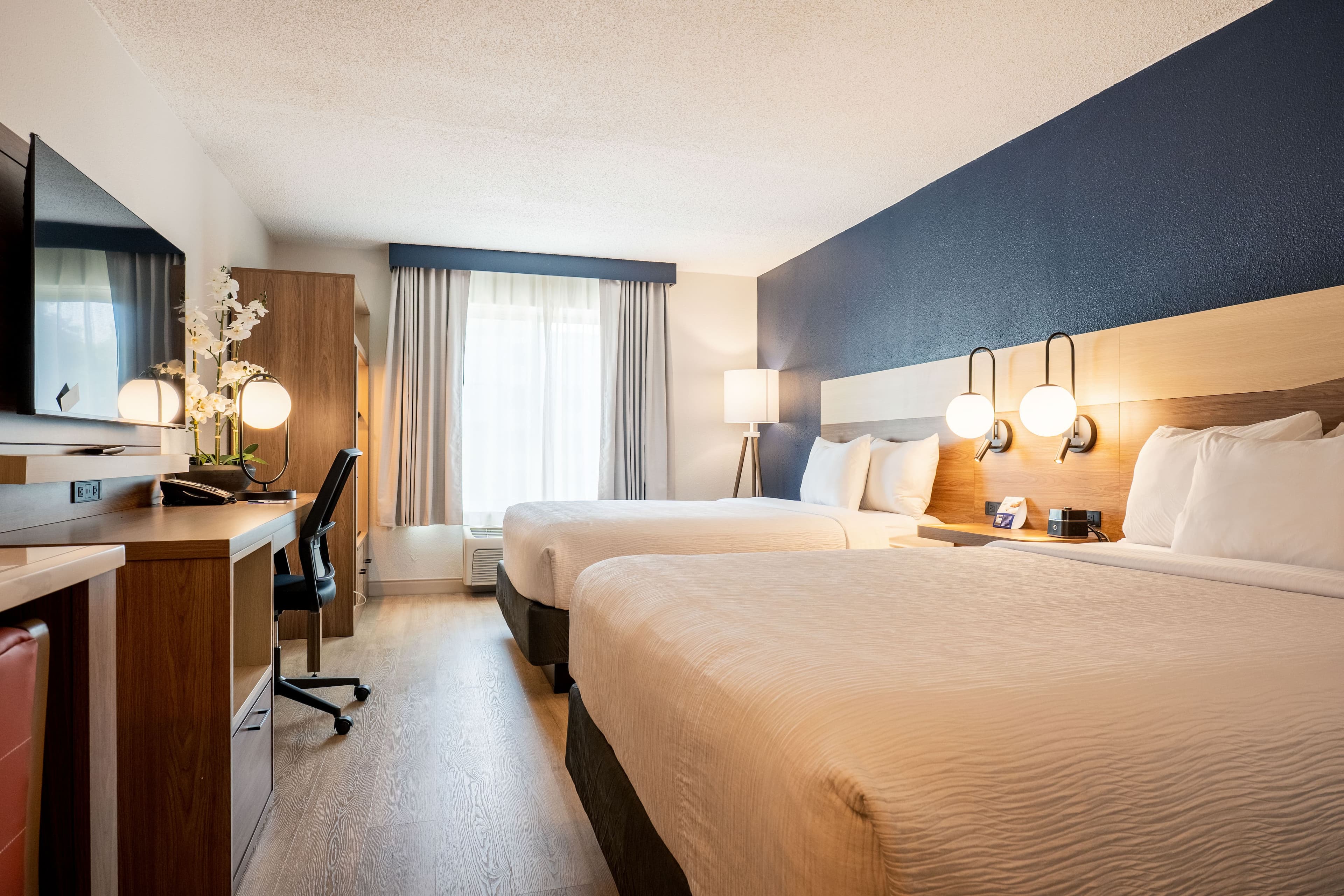 2 Double Beds, Non-Smoking - Image 3